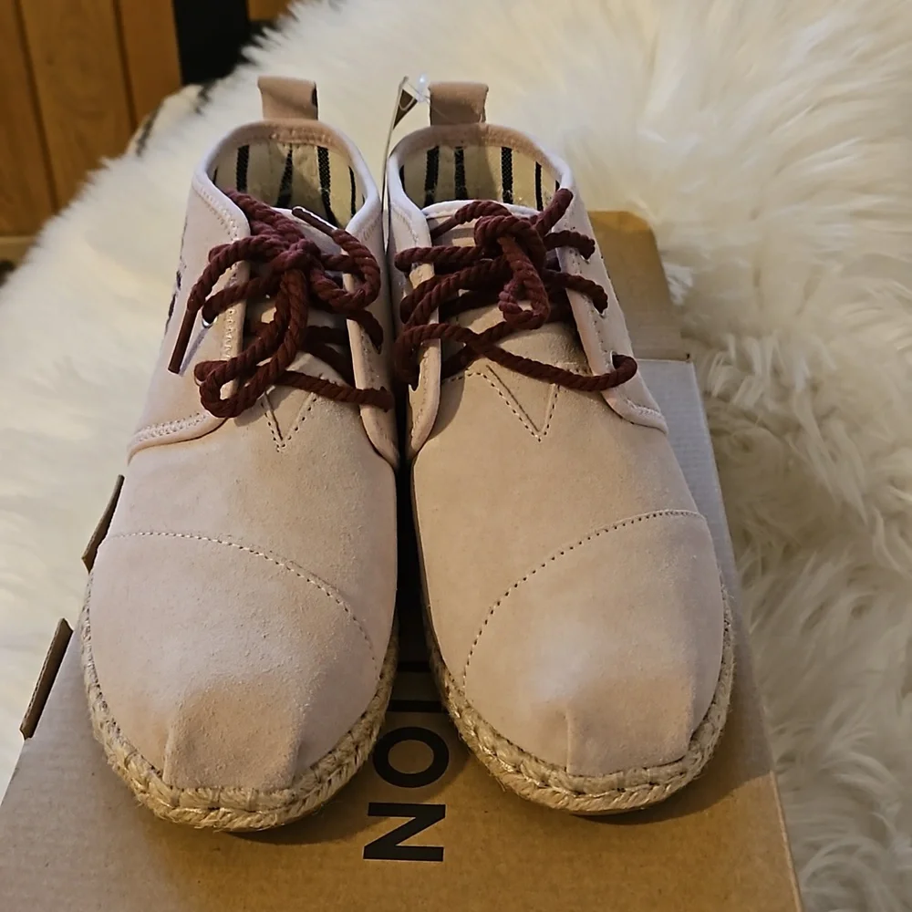 TOMS Floral Embroidery Suede Booties NWT - Picture 4 of 9